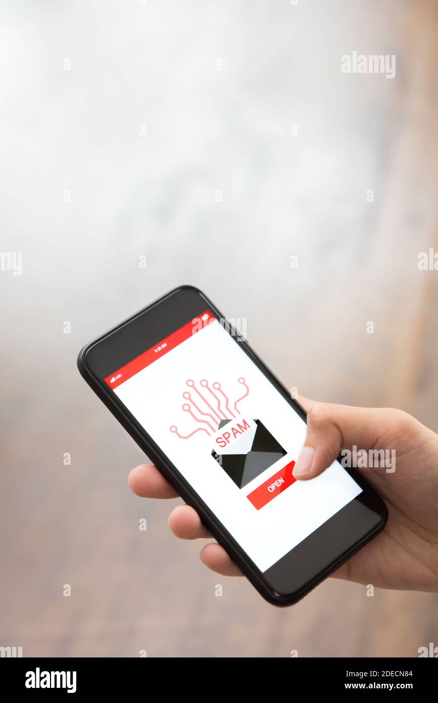 Hand berühren Open-Taste auf dem Smartphone-Bildschirm überprüfen elektronische Junk Spam-E-Mail Stockfoto