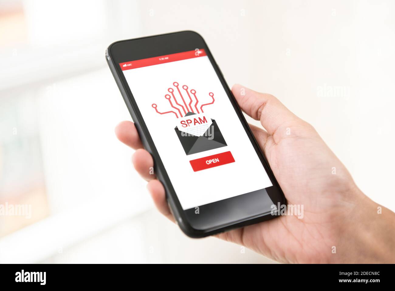 Hand halten Smartphone Überprüfung elektronische Junk-Spam-E-Mail auf dem Bildschirm Stockfoto