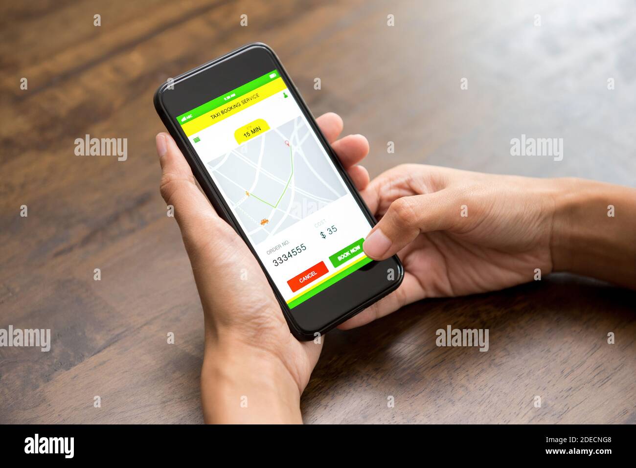 Frau Hand berühren Smartphone-Bildschirm bestätigt Taxi Buchung online über Anwendung, nach Überprüfung Preis und Standort auf der digitalen Karte Stockfoto