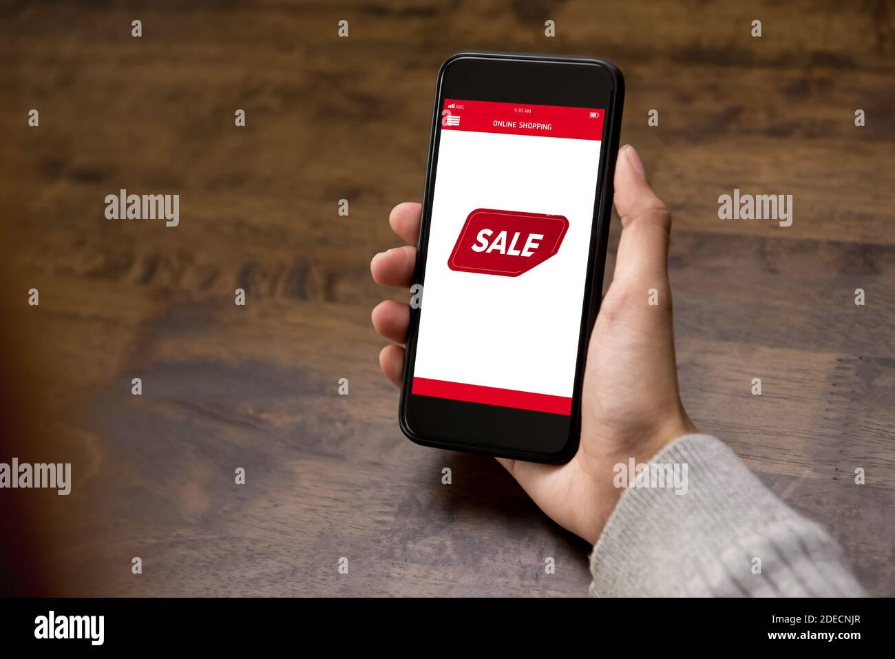 Frau Kunde Hand hält Smartphone zeigt Verkauf Promotion Label auf Bildschirm in der Online-Shopping-Anwendung Stockfoto