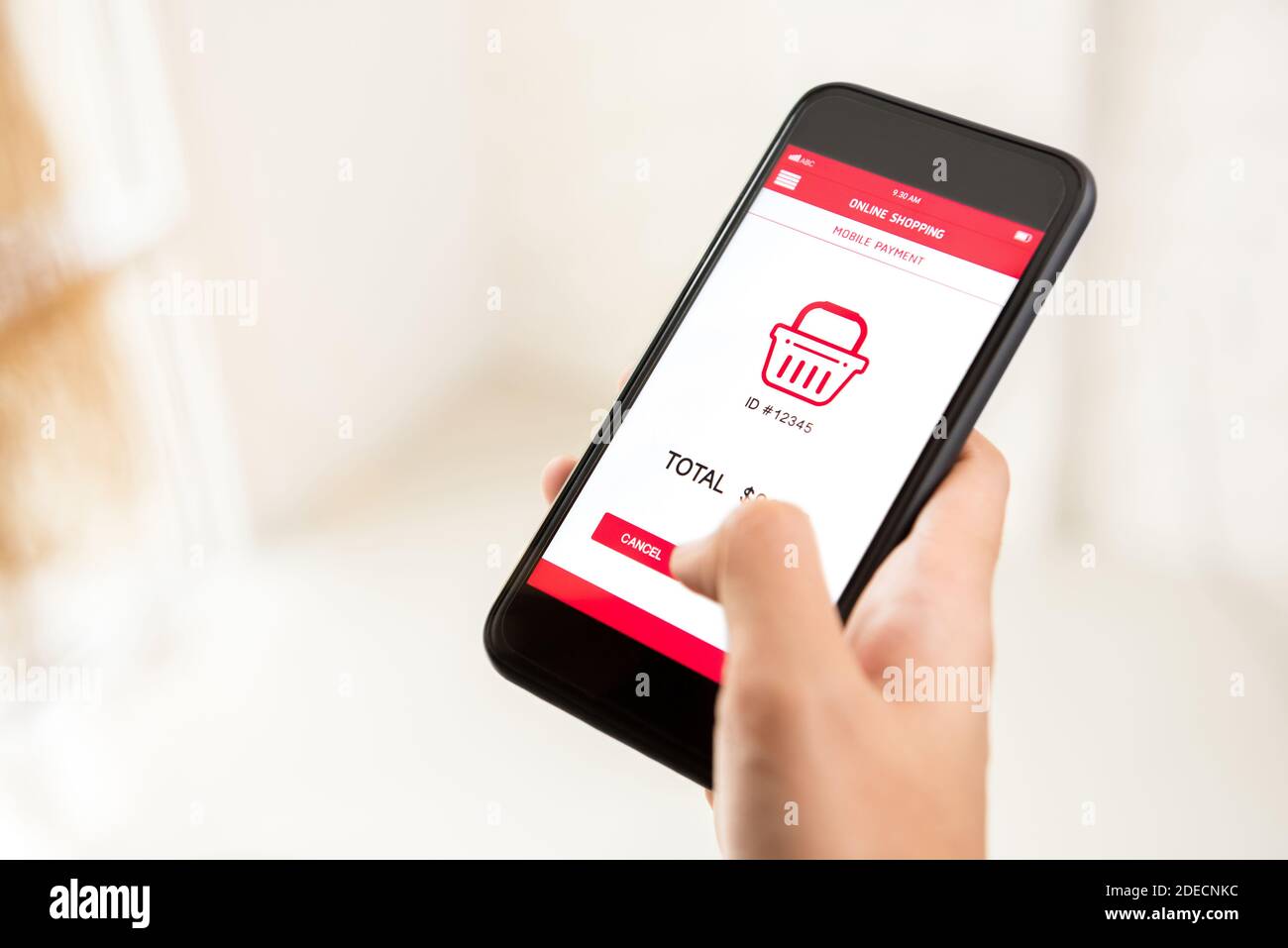 Frau Hand berühren Taste auf Smartphone-Bildschirm, Kauf und eine Zahlung digital über die Anwendung - Internet Online-Home-Shopping-Konzept Stockfoto