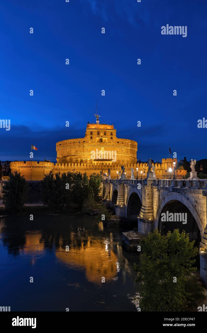 Stadt Rom bei Nacht in Italien, Castel Sant Angelo - Mausoleum von Hadrian und St. Angelo Brücke auf dem Tiber Stockfoto