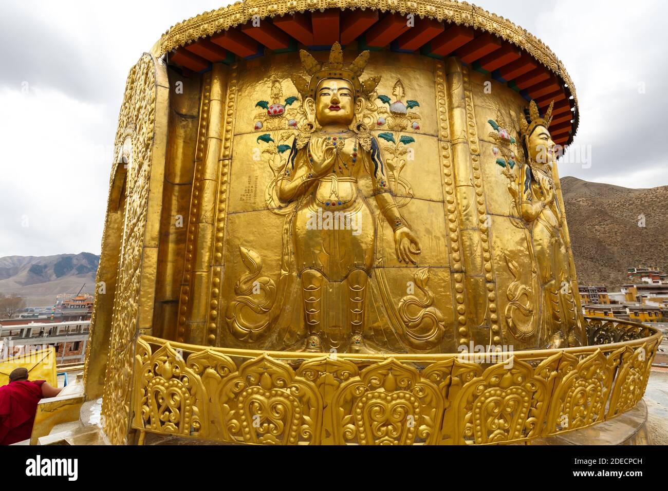 Xiahe, Provinz Gansu / China - 28. April 2017: Goldfarbene Ornamente an der Spitze der Gongtang Pagode im Labrang Kloster. Tibeter buddhismus. Stockfoto