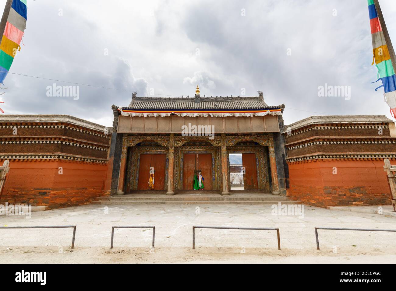 Xiahe, Provinz Gansu / China - 28. April 2017: Drei rote Eingangstüren im Labrang Kloster. Wahrscheinlich Symbolik für die drei Vajras (Körper, Stockfoto