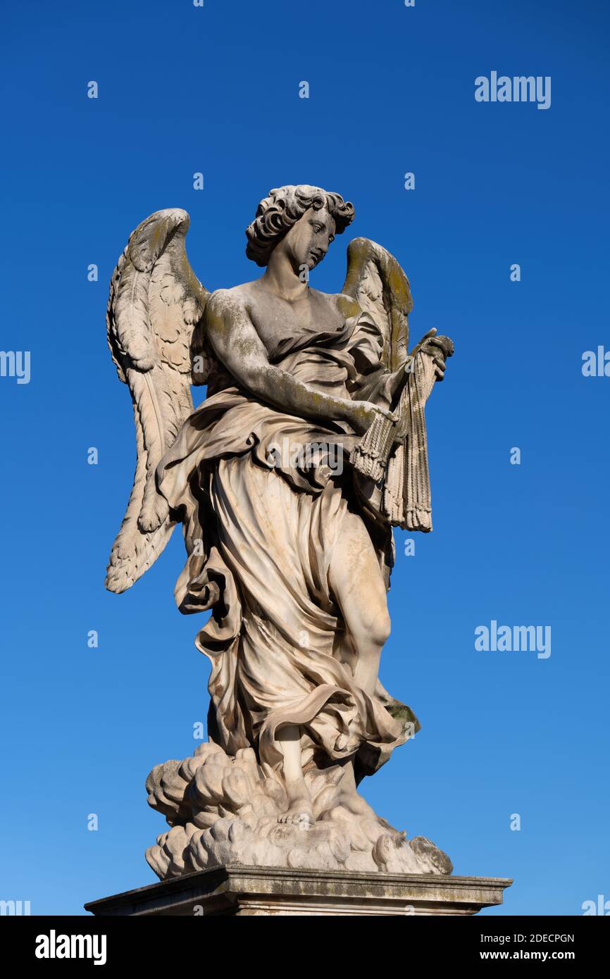 Engel mit der Peitschen (Geißel) Statue auf Ponte Sant Angelo Brücke in Rom, Italien. Marmorskulptur aus dem 17. Jahrhundert von Lazzaro Morelli Stockfoto