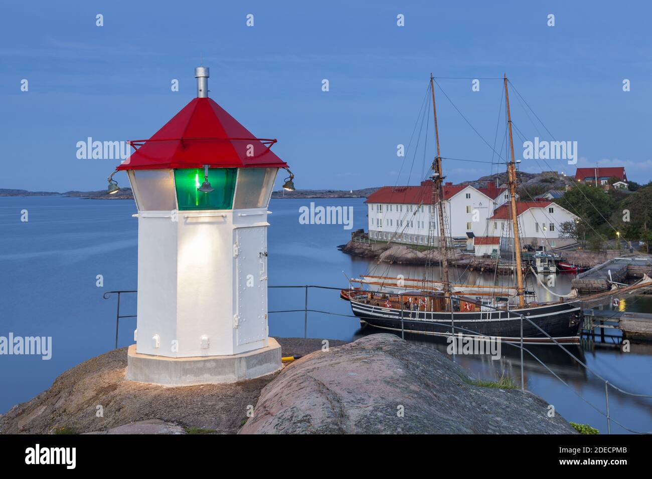 Geographie / Reisen, Schweden, Bohuslaen, Lysekil, Leuchtturm am Hafen mit Segelschiff Kvartsita, Additional-Rights-Clearance-Info-not-available Stockfoto