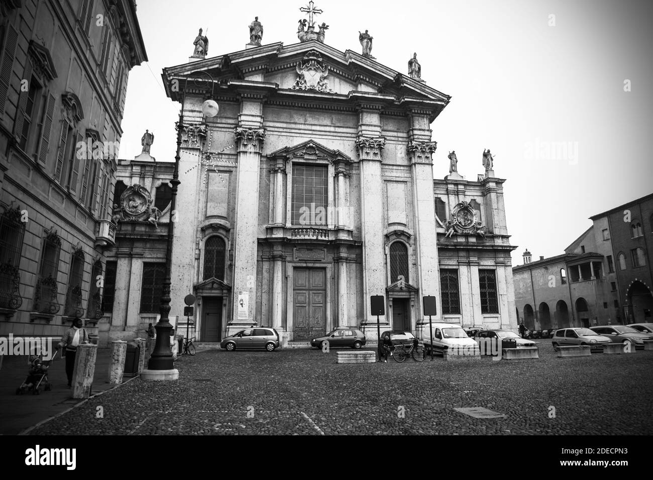 Mantua, Lombardei, Italien, Dezember 2015: Die Kathedrale von San Pietro Apostolo auf Renaissance-Platz Piazza Sordello, Mantua, während der Weihnachtszeit. Schwarzweiß-Fotografie. Stockfoto