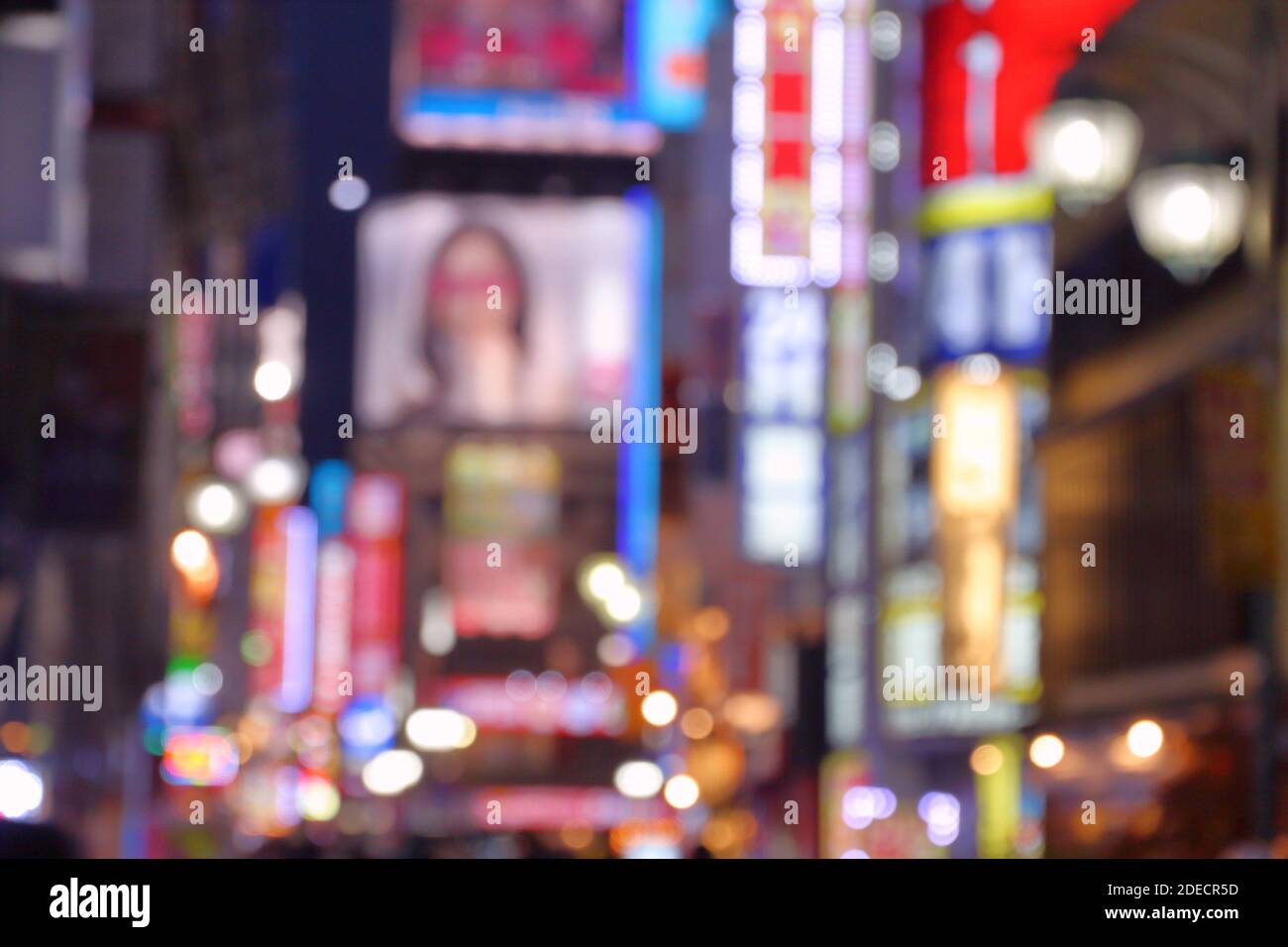 Nachtbeleuchtung der Stadt - Shinjuku ward, Tokio. Unscharfe Neonlichter aus der Stadt. Stockfoto