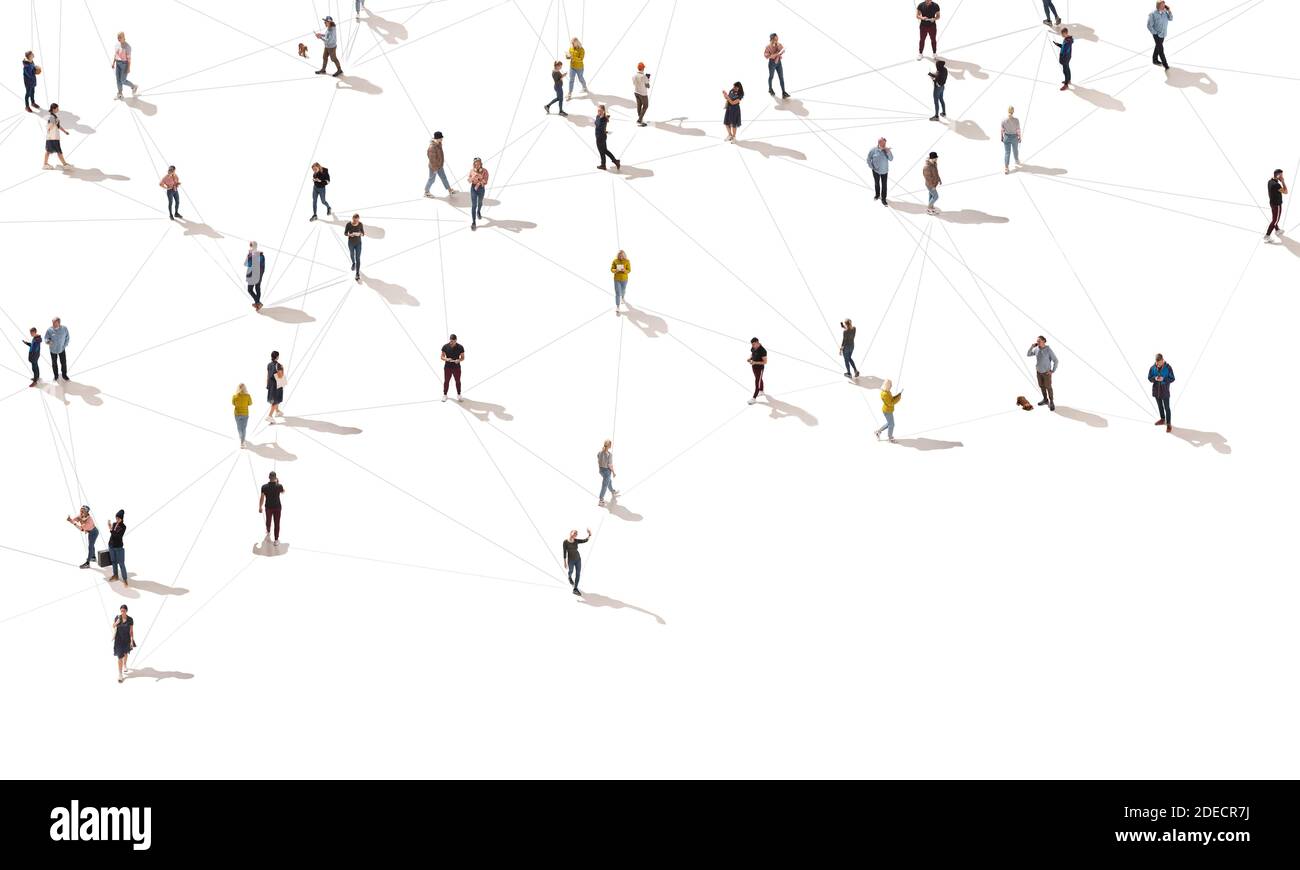 Luftaufnahme von Menschenmassen, die durch Linien, soziale Medien und Kommunikationskonzept verbunden sind. Draufsicht auf Männer und Frauen isoliert auf weißem Hintergrund mit Schatten. Online bleiben, Internet, Technologien. Stockfoto