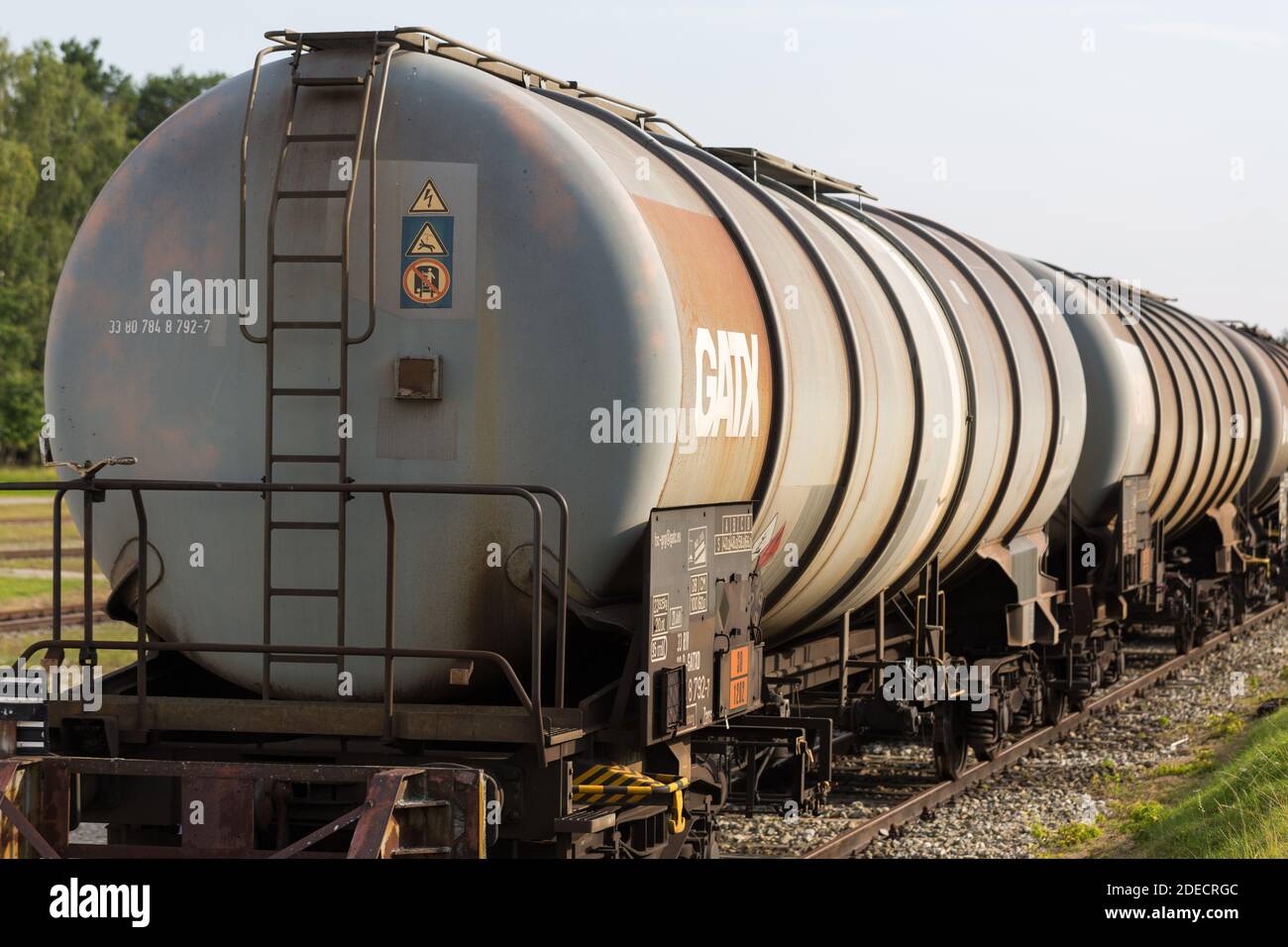 Krailling, Bayern / Deutschland - 13. Aug 2020: Blick auf einen Güterzug mit Panzern. Mit Gas oder Öl gefüllt. Eisenbahnverkehr. Stockfoto