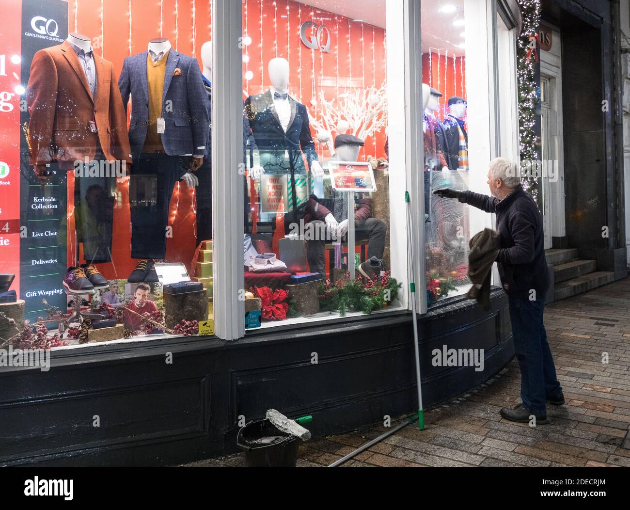 Cork City, Cork, Irland. November 2020. Rory O’Donovan aus Kileens putzt die Fenster des Herrenladens Gentleman’s Quarters in Patrick’s Street, Cork, in Vorbereitung auf die Wiedereröffnung der Geschäfte am 1. Dezember, wenn das Land eine sechswöchige Stufe 5-Sperre beendet. - Credit; David Creedon / Alamy Live News Stockfoto