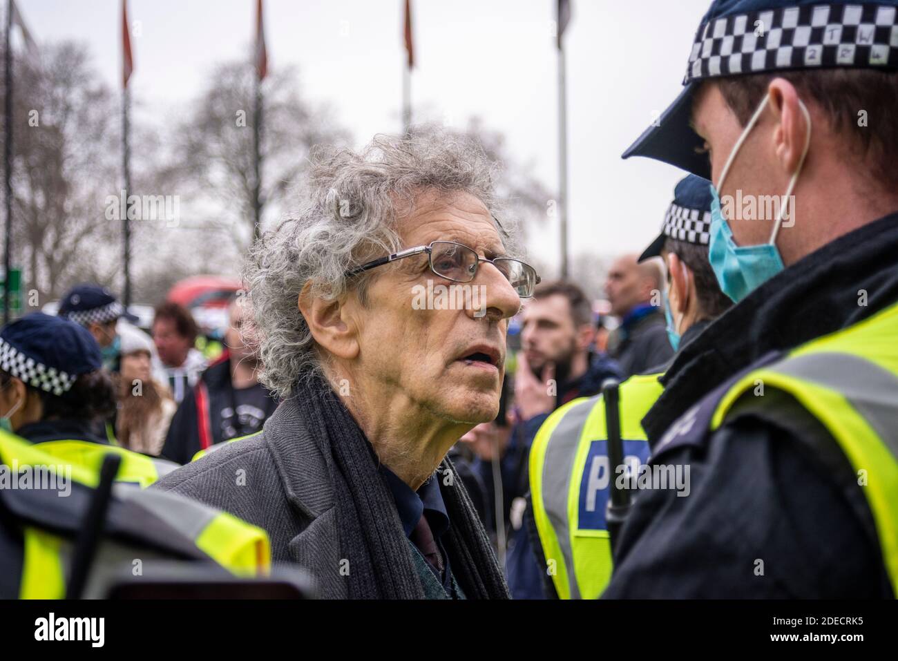 Piers Corbyn, umgeben von Polizeibeamten bei einem Anti-Lockdown-Protest in London, Großbritannien, mit dem ein Offizier gesprochen wurde. Corbyn wurde später verhaftet Stockfoto