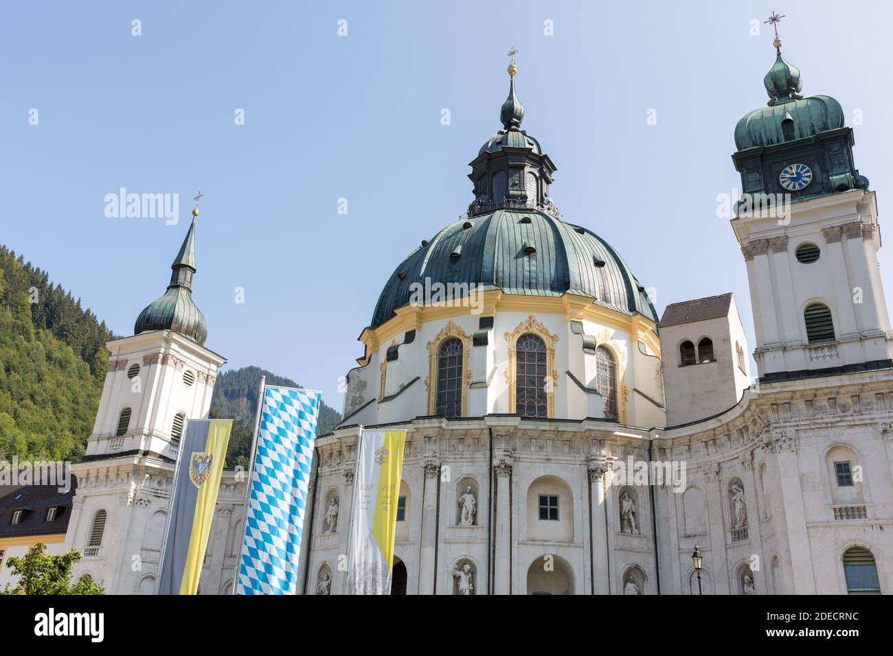 Ettal, Deutschland - 19. September 2020: Blick auf die Hauptkirche der Abtei Ettal. Ein beliebtes Touristenziel in oberbayern. Stockfoto