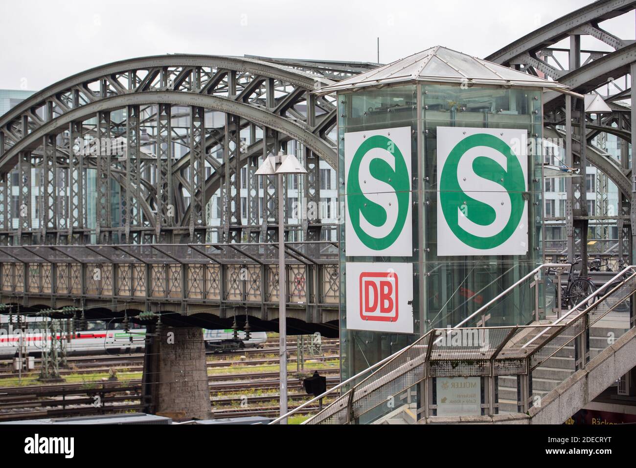 Blick auf die Hackerbrücke (historische Brücke aus Schmiedeeisen) mit S-Bahnhof und DB-Schild. Stockfoto