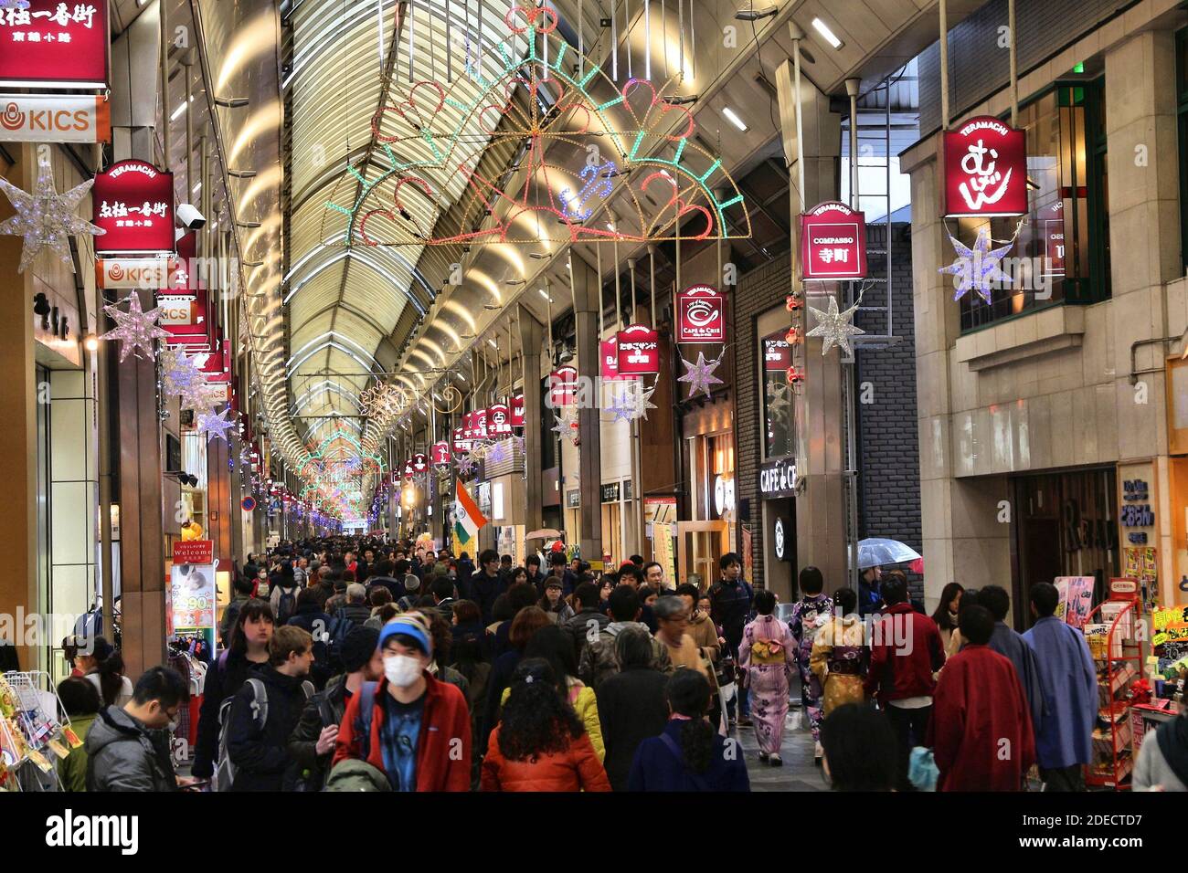 KYOTO, Japan - 27. NOVEMBER 2016: Menschen kaufen bei teramachi-dori covered street Arcade in Kyoto, Japan. Kyoto ist eine große Stadt mit einer Bevölkerung von 1,5 mi Stockfoto