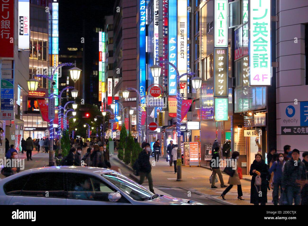 TOKIO, JAPAN - 29. NOVEMBER 2016: Menschen besuchen Tokio Stadt Ikebukuro Bezirk in der Nacht. Tokio ist die Hauptstadt Japans. 37.8 Millionen Menschen leben in Stockfoto