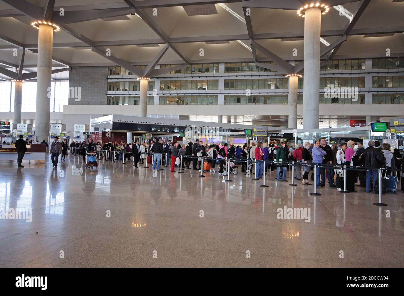 Passagiere, die auf Sicherheitskontrollen in Terminal 3 am Flughafen Málaga, Malaga, Spanien, warten Stockfoto