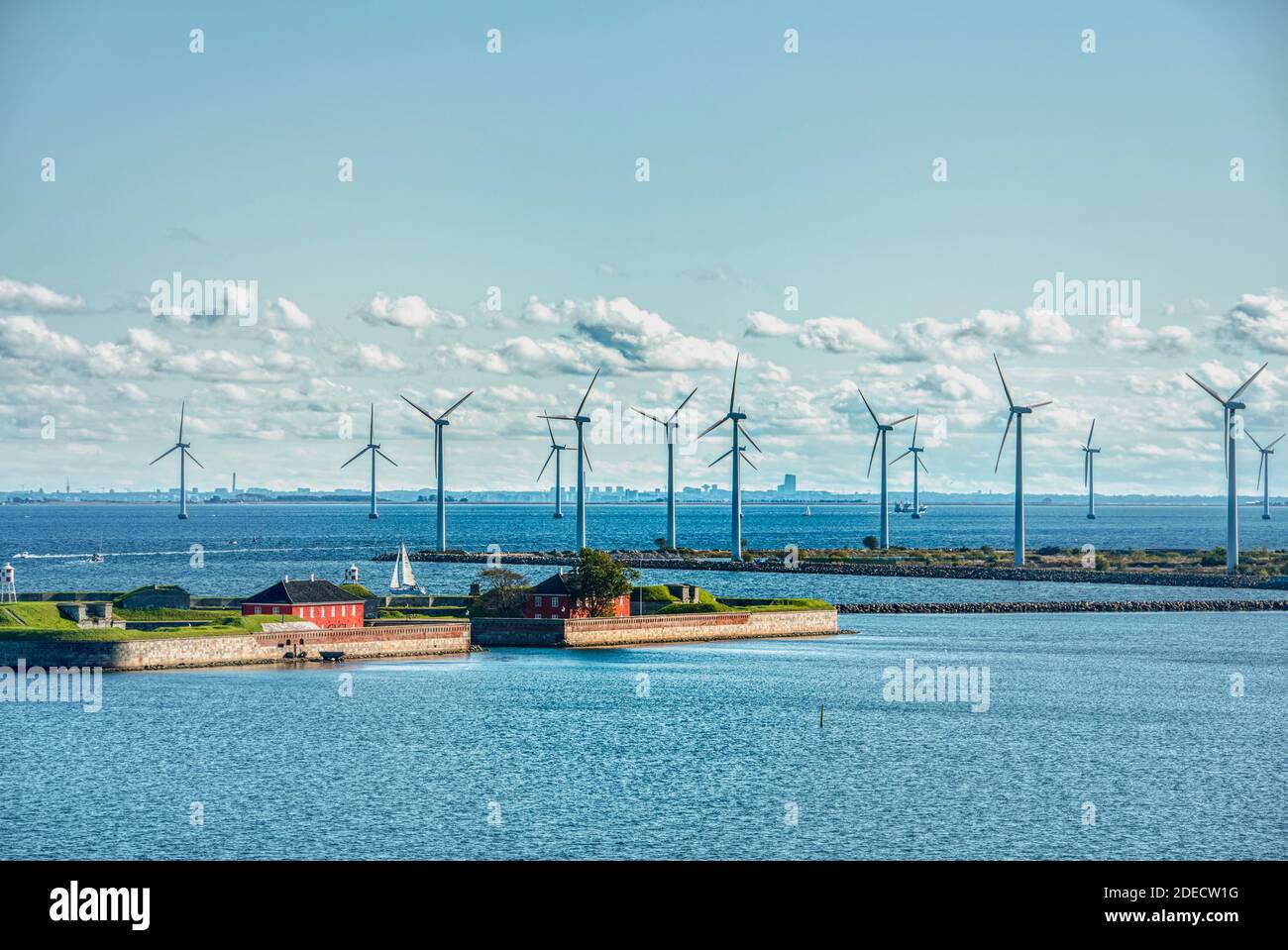 Skandinavischer dänischer Offshore-Windpark oder Windpark für grüne, umweltfreundliche Energieerzeugung. Stromerzeugung aus erneuerbaren Ressourcen Stockfoto