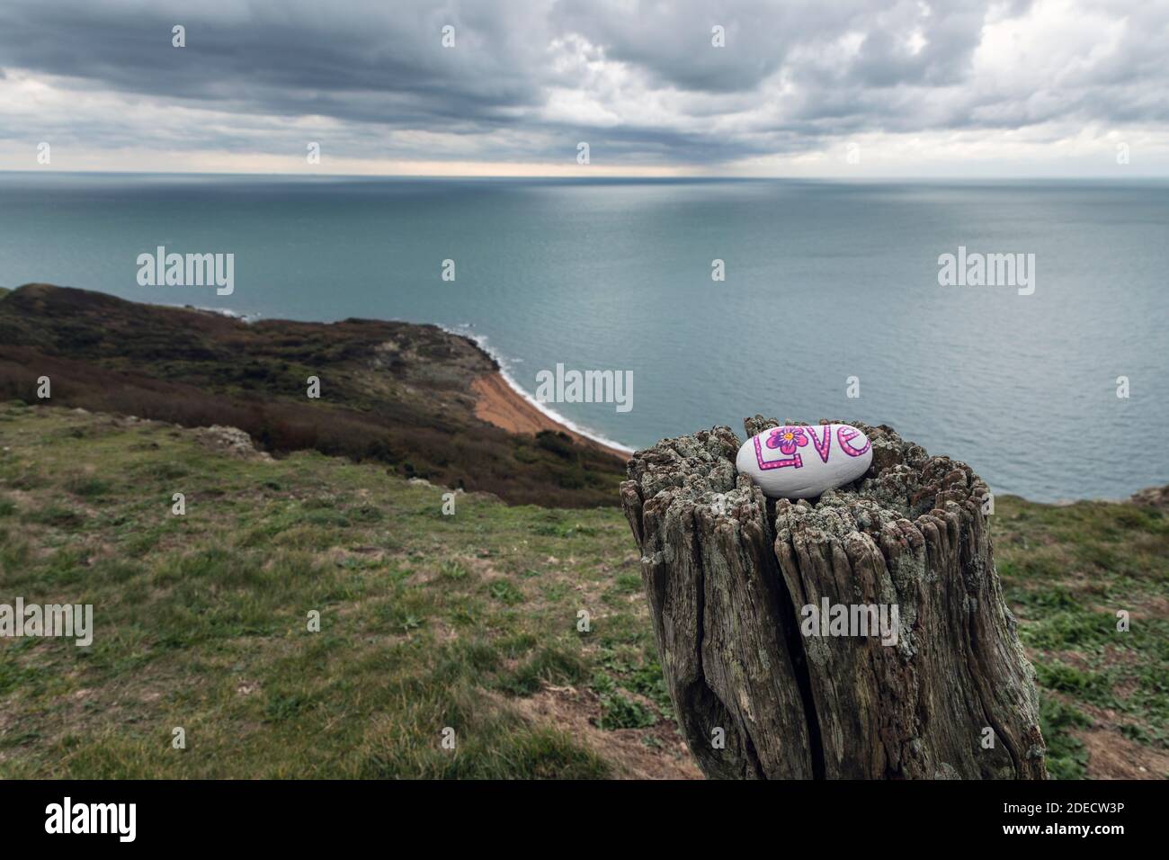 Ich liebe Pebble Left at Gore Cliff mit Blick auf den Ärmelkanal in der Nähe von Blackgang, Isle of Wight Stockfoto
