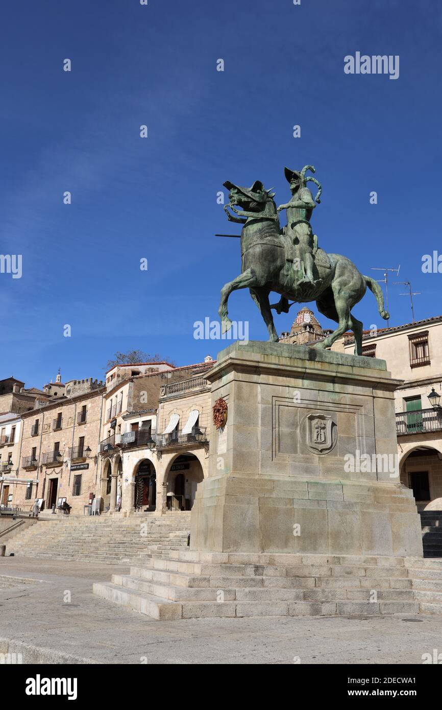 Trujillo. Plaza Major. Statue von Francisco Pizarro, Eroberer von Peru. Provinz Caceres, Extremadura, Spanien. Renaissance/mittelalterliche Architektur. Stockfoto