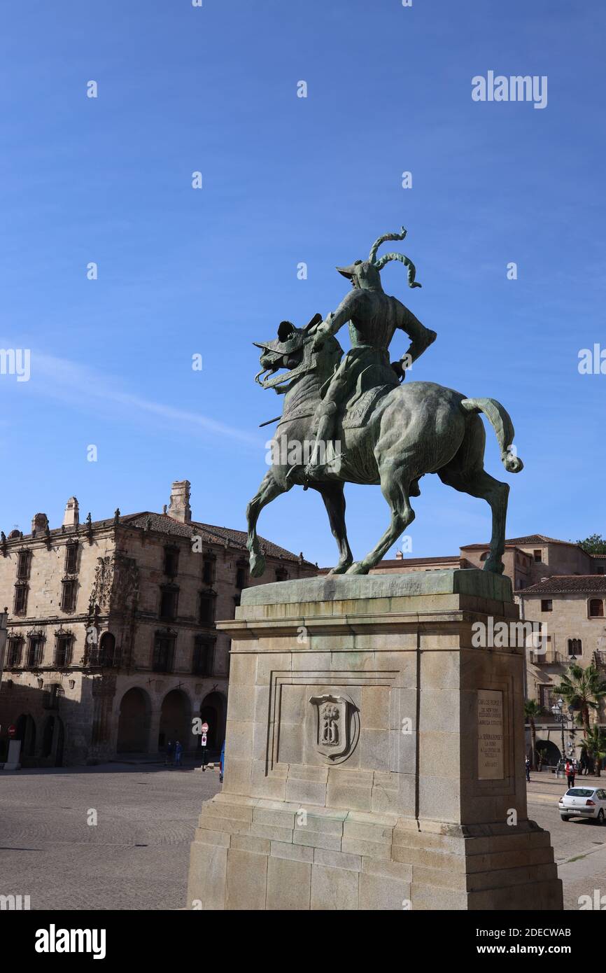 Trujillo. Plaza Major. Statue von Francisco Pizarro, Eroberer von Peru. Provinz Caceres, Extremadura, Spanien. Renaissance/mittelalterliche Architektur. Stockfoto