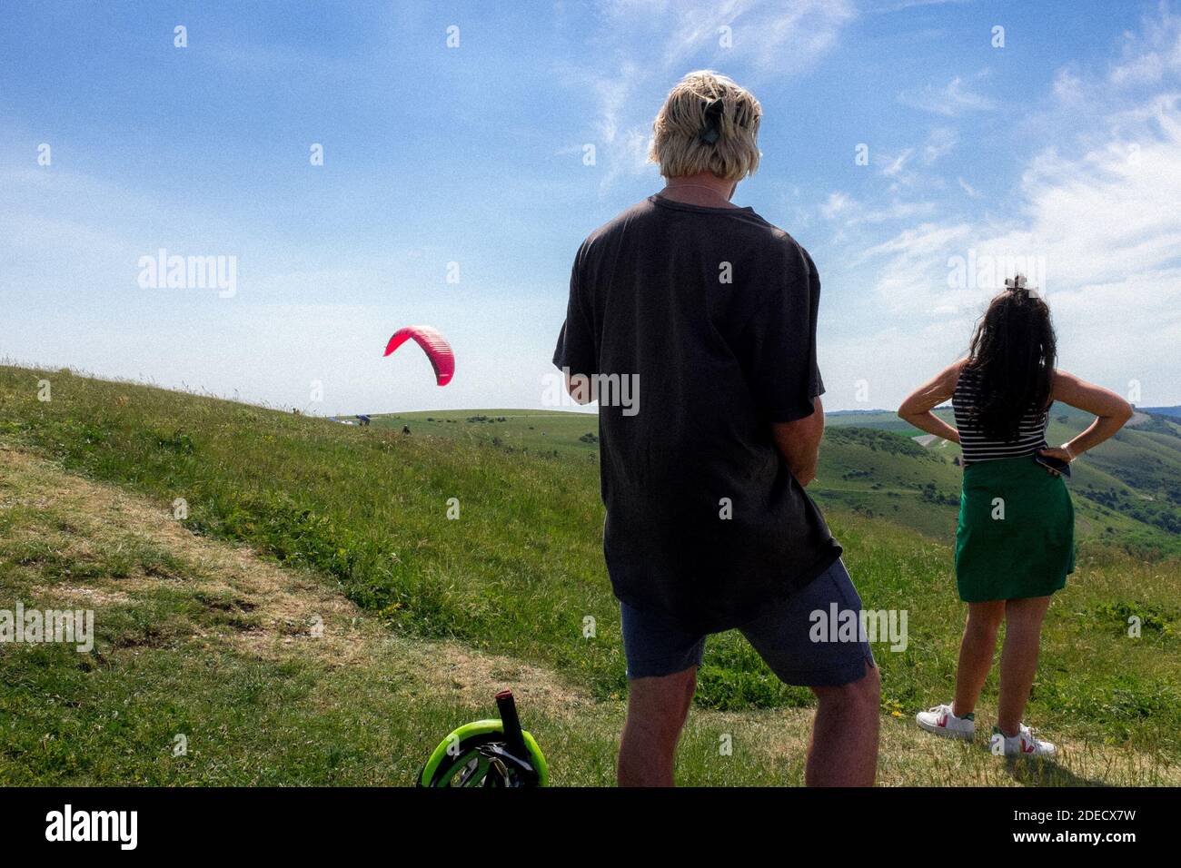 Zwei junge Leute im Sommer in Devils Dyke, East Sussex, Großbritannien Stockfoto