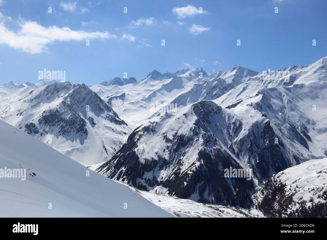 Französische Alpen Winter Schneelandschaft - zerklüftete Gipfel mit Schnee. Valloire. Stockfoto