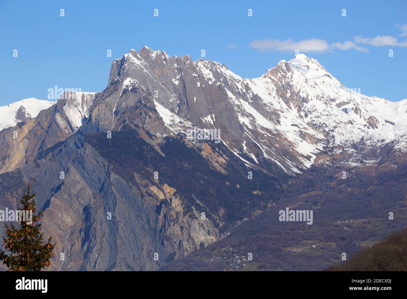 Französische Alpen Winter Schnee - zerklüftete Gipfel mit Schnee. Croix des Tetes Berg in Savoie, Frankreich. Stockfoto