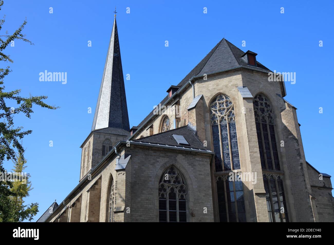 Monchengladbach Stadt in Deutschland. Stadtkirche Alter Markt - Römisch-katholische Kirche Mariä Himmelfahrt (St. Maria Himmelfahrt). Stockfoto