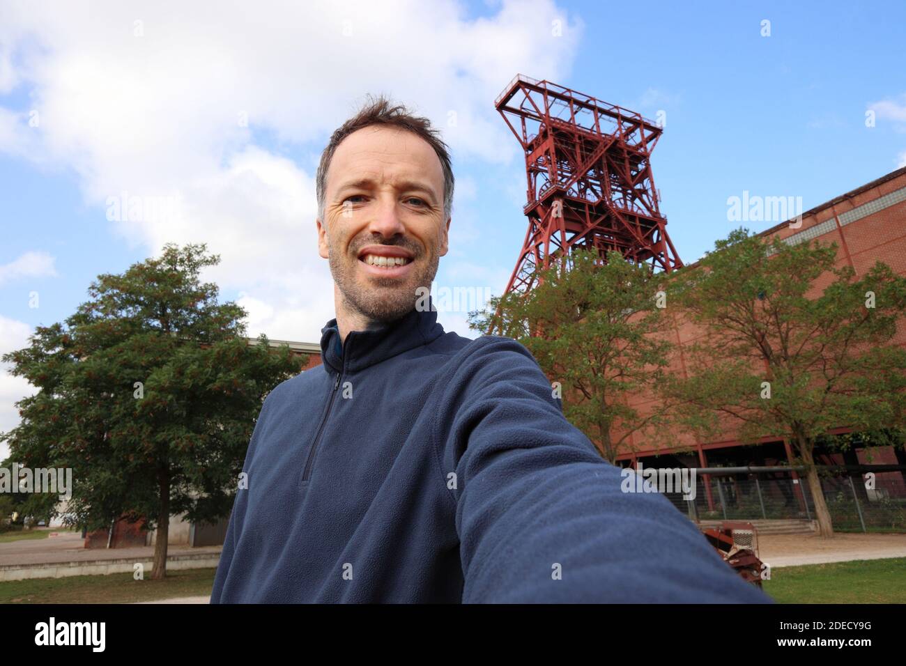 Touristisches Selfie im Industriegebiet Gelsenkirchen, Deutschland. Traveler Selfie mit Zeche Consolidation. Stockfoto