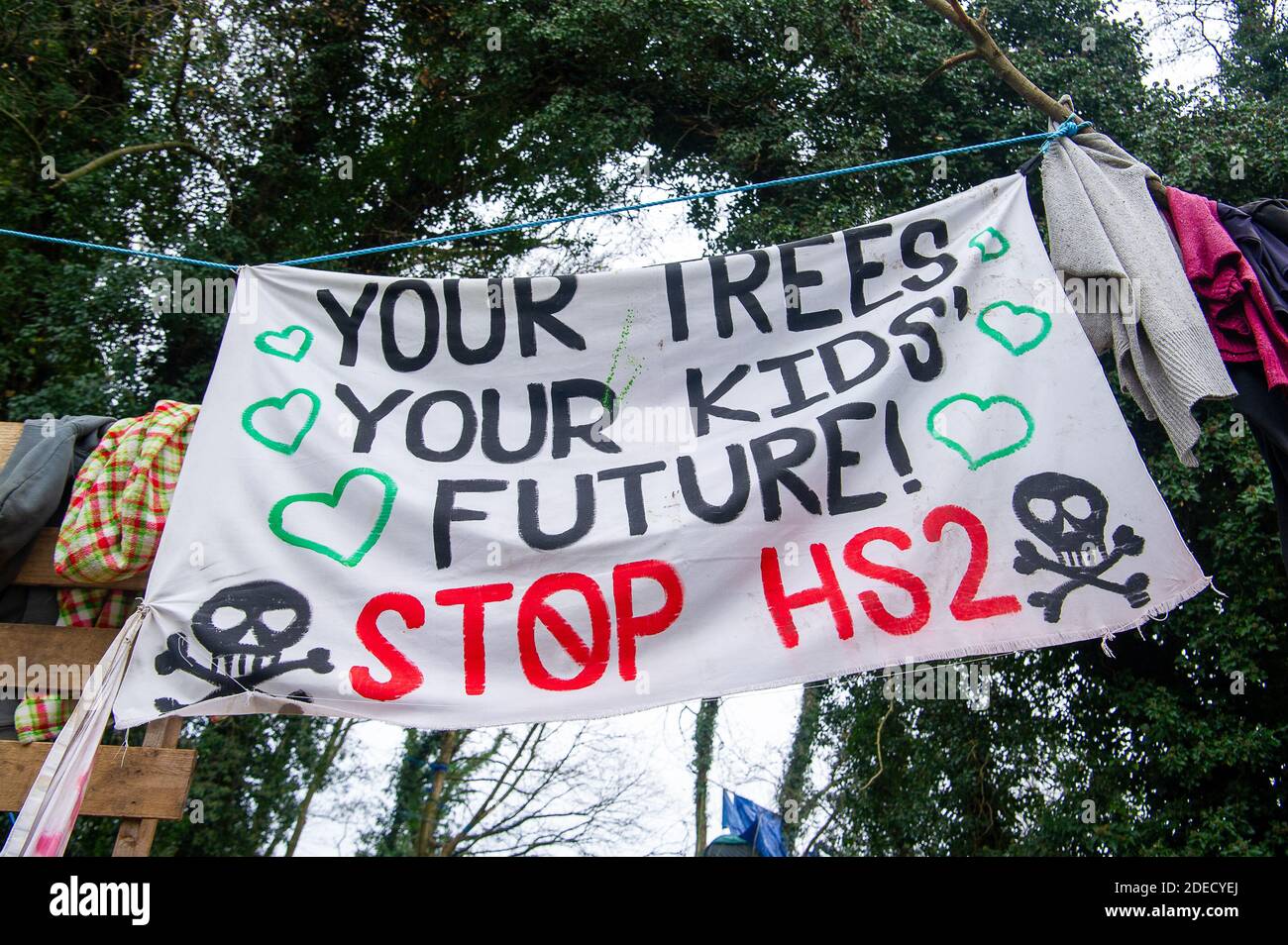 Denham, Buckinghamshire, Großbritannien. November 2020. A Ihre Bäume, Ihr Kind Zukunft, Stop HS2 Nachricht an HS2 am Eingang zum Denham Wildlife Protection Camp im Denham Country Park. Umweltaktivisten zelten im Wald und leben in Baumhäusern neben dem HS2-Gelände, um die Bäume vor den Kettensägen des HS2 zu schützen. Die umstrittene HS2-Hochgeschwindigkeitsbahn gefährdet 693 Wildtiergebiete, 33 SSSIs und 108 uralte Waldgebiete. Quelle: Maureen McLean/Alamy Stockfoto