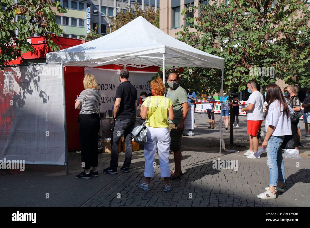 DÜSSELDORF, DEUTSCHLAND - 19. SEPTEMBER 2020: In einem Zelt in einem öffentlichen Squar warten Menschen in der Schlange auf eine zeitlich befristete kostenlose Testanlage Covid-19 (Coronavirus) Stockfoto