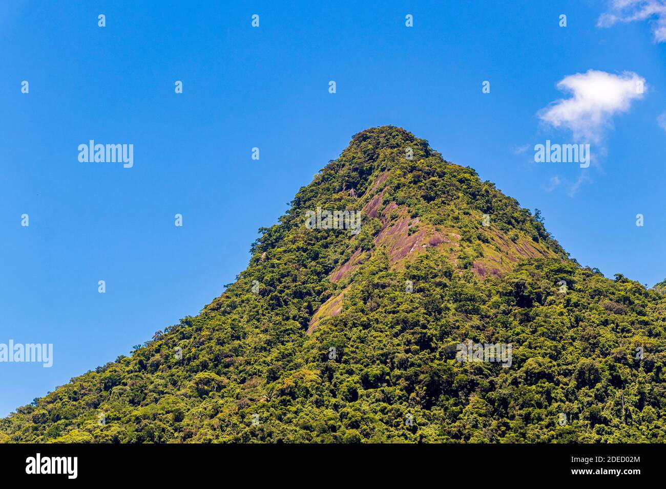 Abraão Berg Pico do Papagaio mit Wolken. Ilha Grande, Angra dos Reis, Rio de Janeiro, Brasilien. Stockfoto