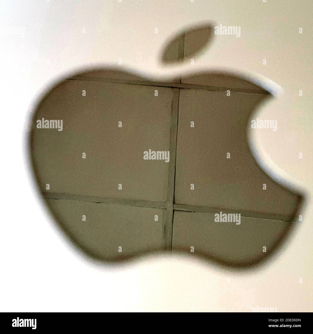 03. juni 2020 Apple Unternehmen Logo Farbton mattel Linien A Random Concept Background etwas weiß und Gold geschliffen Stockfoto