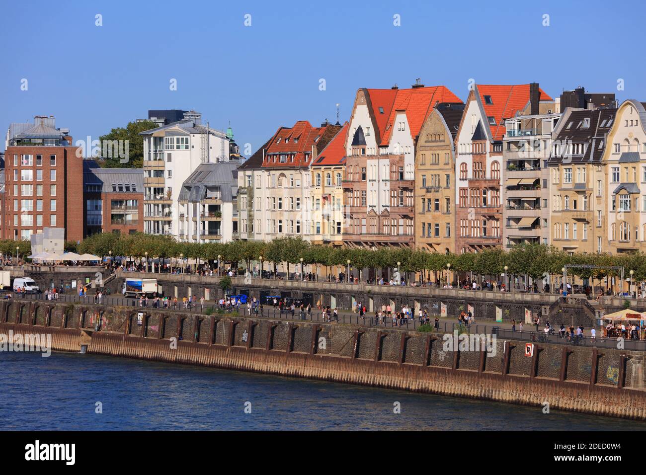 DÜSSELDORF, DEUTSCHLAND - 19. SEPTEMBER 2020: Menschen besuchen Rheinufer in Düsseldorf, Deutschland. Düsseldorf ist die 7. Größte Stadt Deutschlands Stockfoto