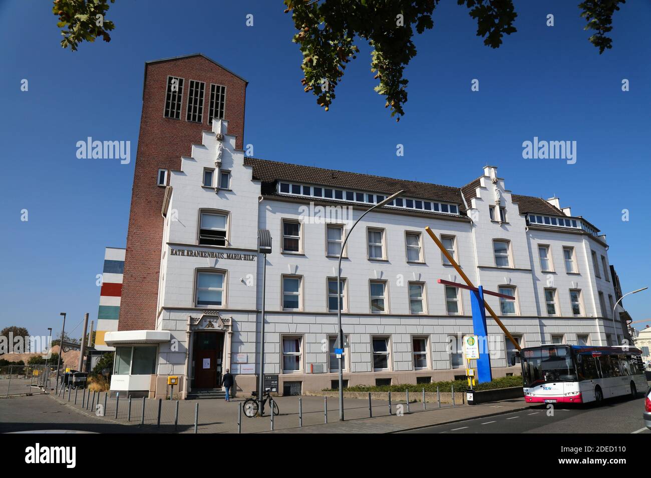 MÖNCHENGLADBACH, DEUTSCHLAND - 18. SEPTEMBER 2020: Katholisches Maria-Hilf-Krankenhaus in Mönchengladbach, einer bedeutenden Stadt in Nordrhein-Westfalen Stockfoto