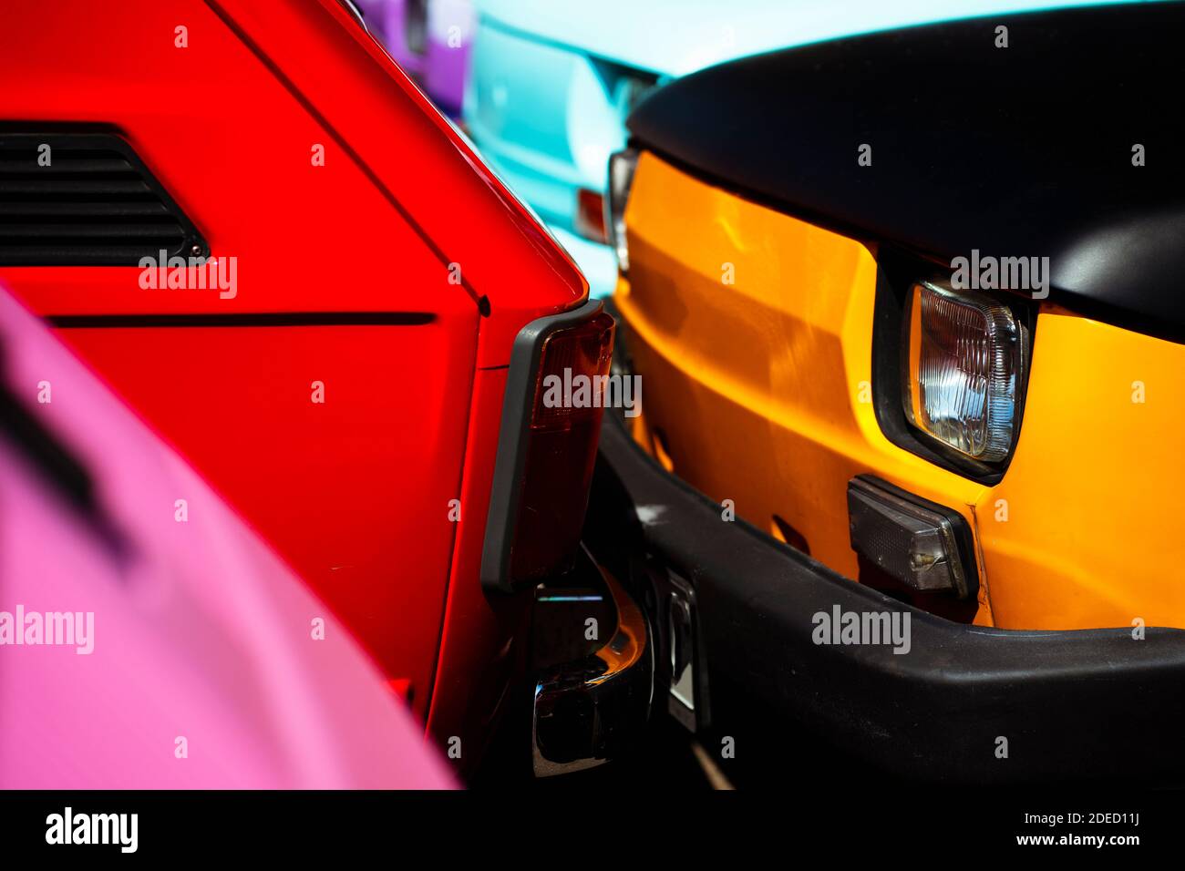 Zwei kleine Autos in verschiedenen Farben auf der Straße Stockfoto