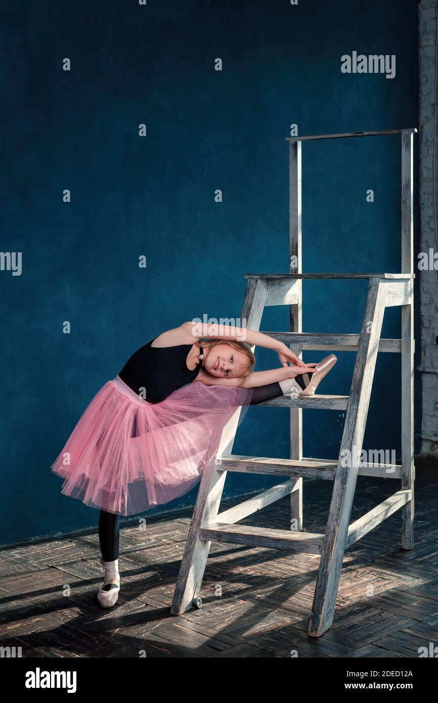 Junge Ballettmädchen in rosa Tutu Stretching ihr Bein vor Training Tanz Stockfoto