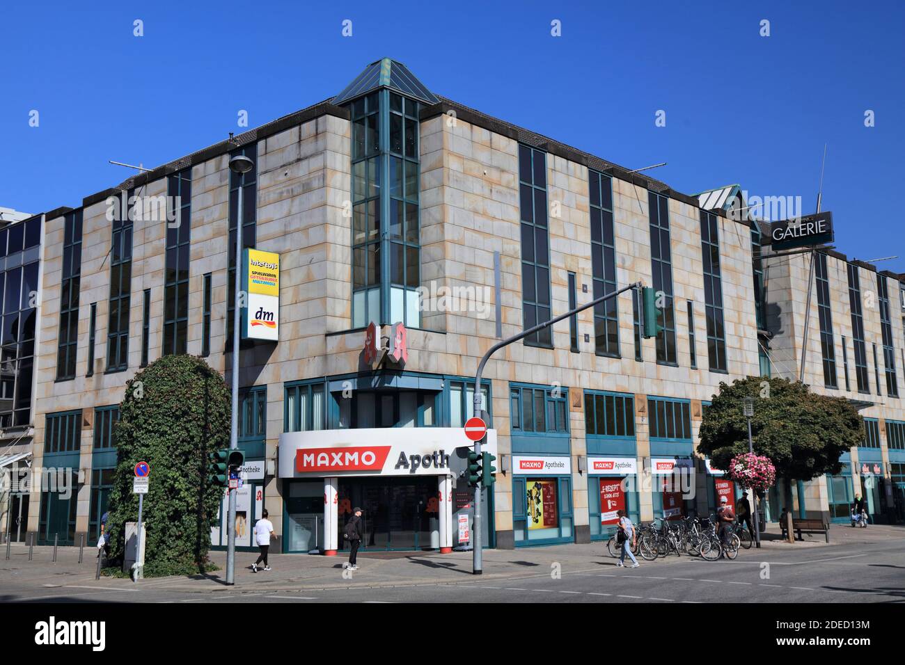 MÖNCHENGLADBACH, DEUTSCHLAND - 18. SEPTEMBER 2020: Die Menschen besuchen das Einkaufsviertel im Stadtteil Rheydt von Mönchengladbach, einer bedeutenden Stadt in Nordrhein-Westfalen Stockfoto