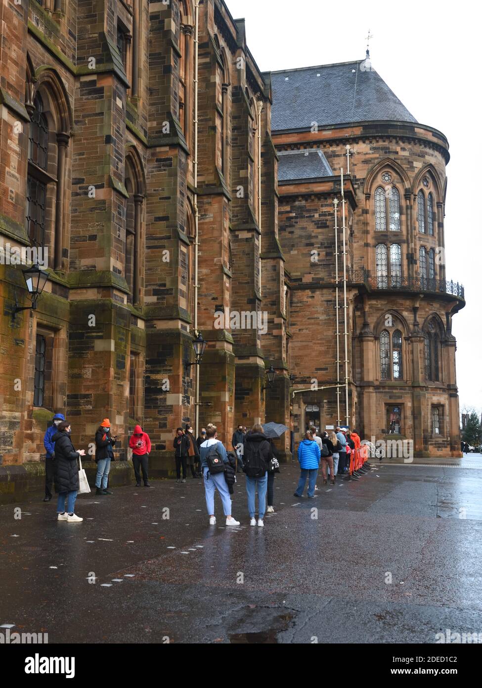 Glasgow, Schottland, Großbritannien. November 2020. Die Studenten der Universität Glasgow warten auf den ersten von zwei Covid 19 Tests, die bestimmen, ob es sicher ist, für die Weihnachtsfeiertage nach Hause zu reisen und die Verbreitung des Virus zu verhindern. Credit Douglas Carr/ Alamy Live News Stockfoto