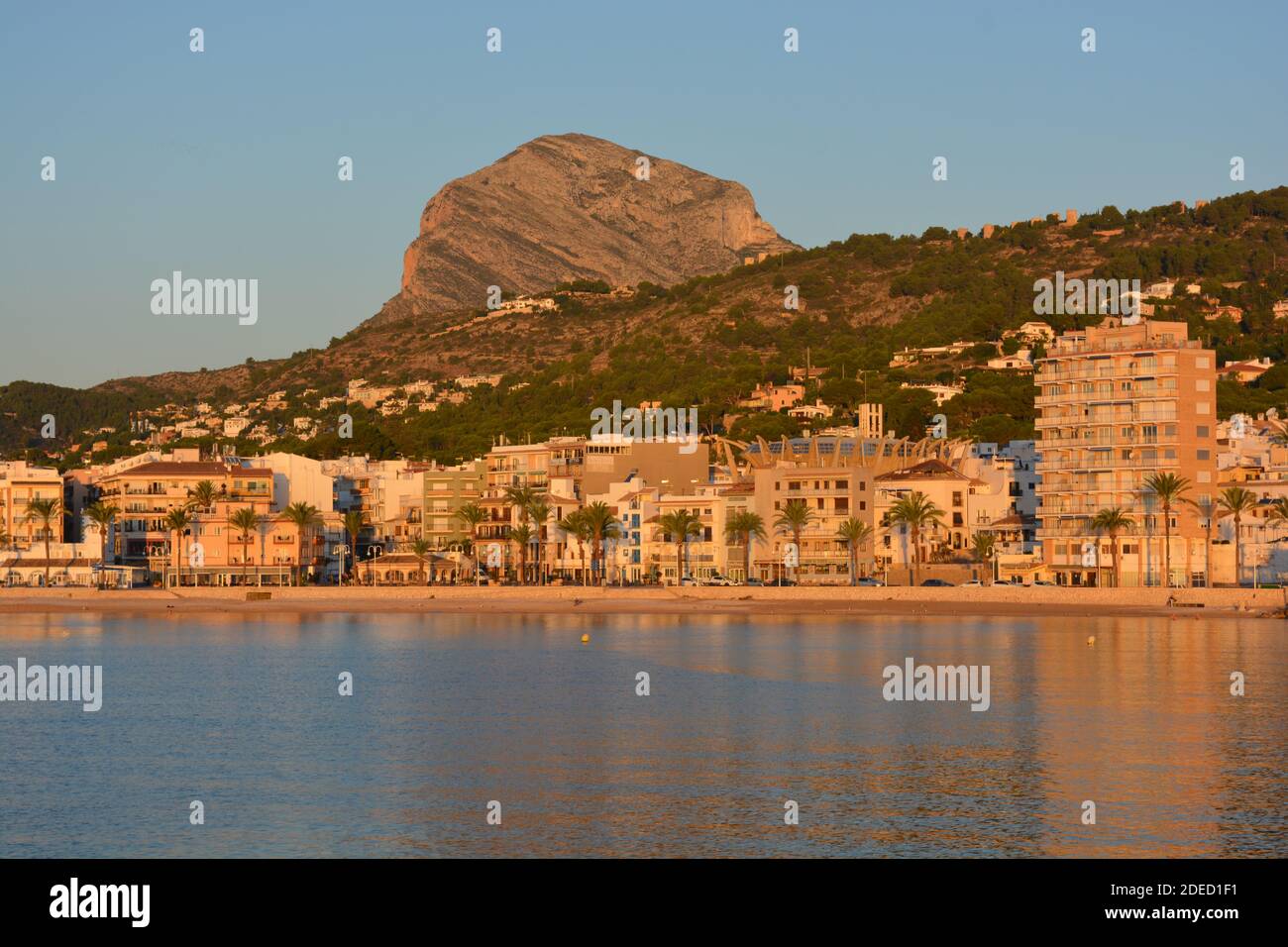 Javea Hafengebiet mit Montgo Berg hinter, am frühen Morgen an der Costa Blanca, Xabia, Alicante, Spanien Stockfoto