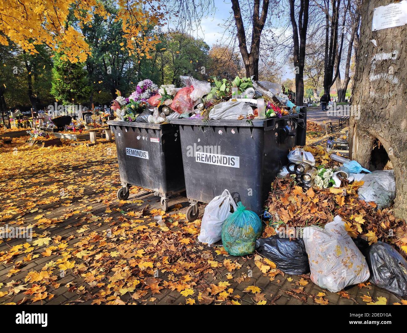BYTOM, POLEN - 25. OKTOBER 2020: Mülltonnen auf einem Friedhof in der Woche vor Allerheiligen (Wszystkich Swietych) in Polen. Stockfoto