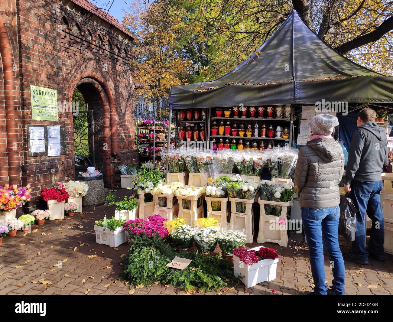 BYTOM, POLEN - 25. OKTOBER 2020: In der Woche vor Allerheiligen (Wszystkich Swietych) auf einem Friedhof in Polen einkaufen. Stockfoto