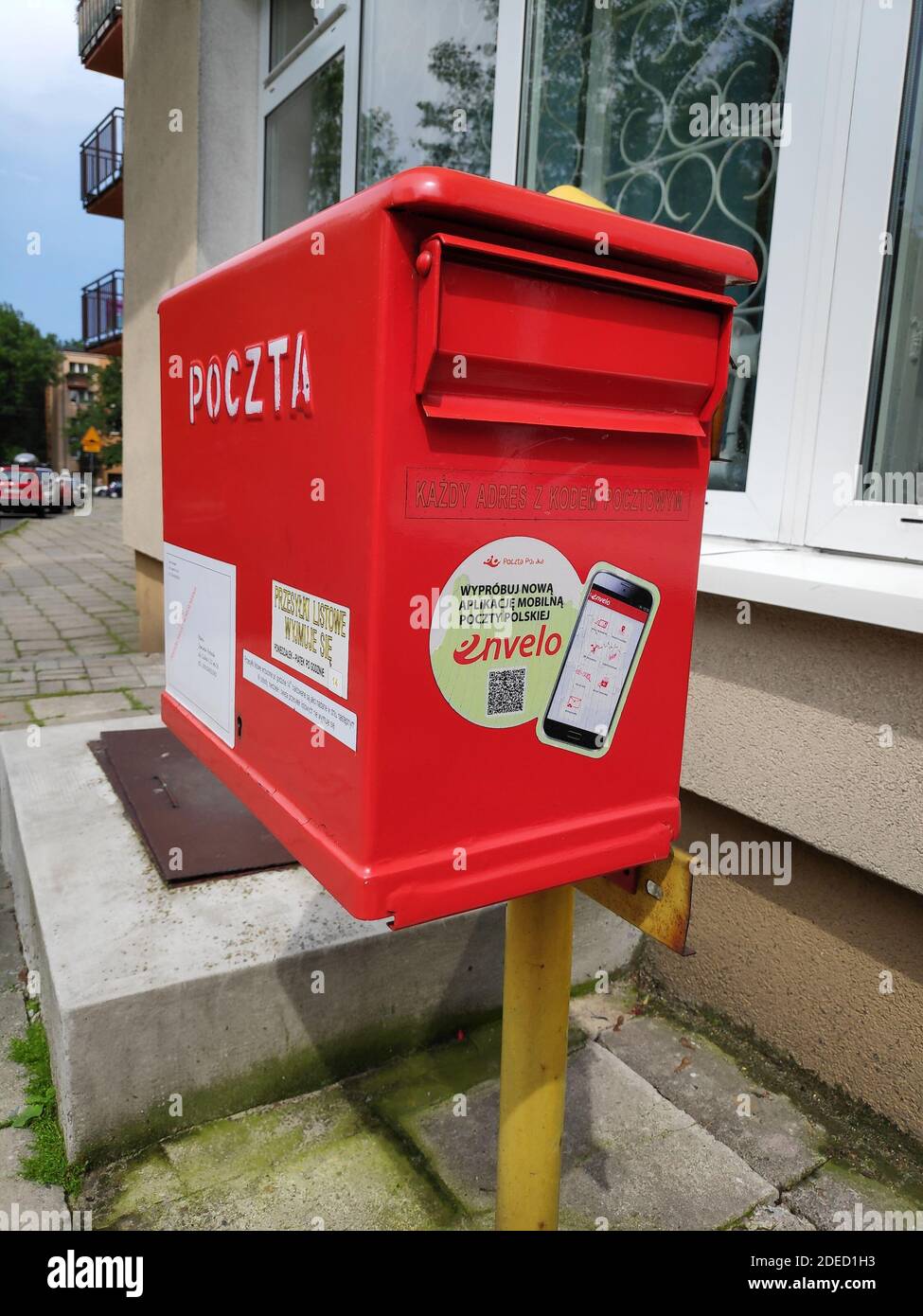 BYTOM, POLEN - 26. JUNI 2020: Öffentlicher Briefkasten in Bytom, Polen.  Poczta Polska ist der nationale Postbetreiber in Polen Stockfotografie -  Alamy