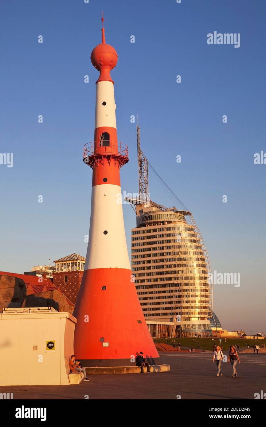 Leuchtturm Unterfeuer und Atlantic Hotel Sail City, Deutschland, Bremen, Bremerhaven Stockfoto