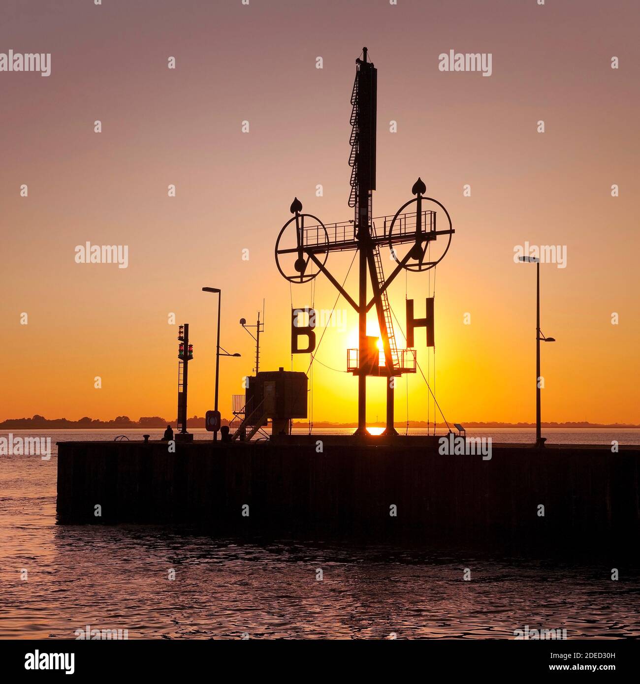 Semaphore, Signalmast von Bremerhaven bei Sonnenuntergang, Deutschland, Bremen, Bremerhaven Stockfoto