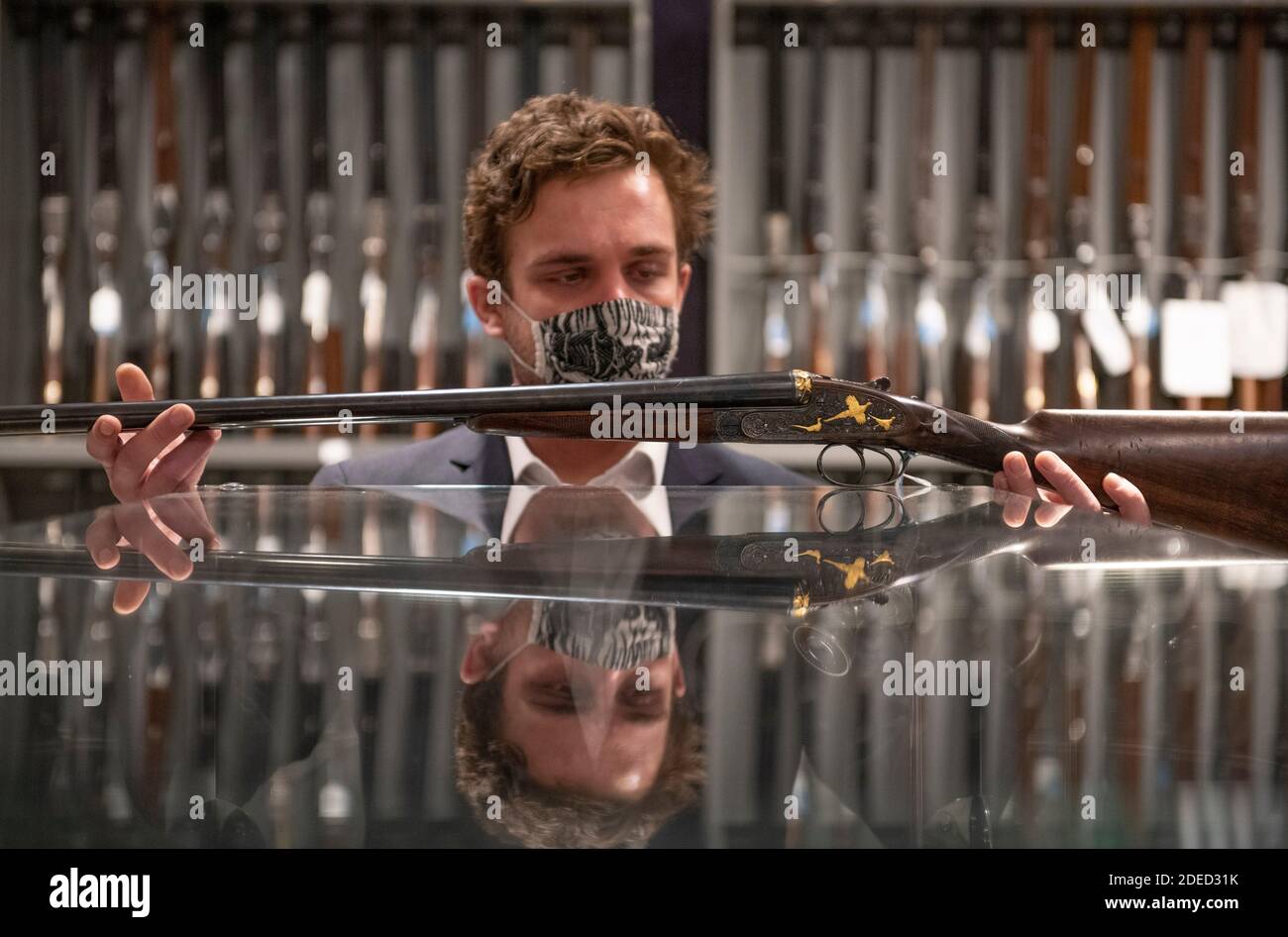 Knightsbridge, London, Großbritannien. November 2020. Vorschau von Bonhams' Antique Arms, Modern Sporting Guns & Exceptional Firearms Verkauf in London. Der Verkauf findet am 3. Dezember statt. Bild: Bonhams-Mitarbeiter mit einer von zwei Ken Hunt dekorierten 12-bore selbstöffnenden Seitenschieberkanonen von J. Purdey & Sons, fertiggestellt 1968. Hunt wurde 1935 geboren und wurde im Alter von 15 Jahren Gravierlehrling bei Purdey's unter dem berühmten Harry Kell. 1963 ging er selbstständig in Betrieb und arbeitete bis zu seiner Pensionierung 2011. Schätzung: £35,000-55,000. Quelle: Malcolm Park/Alamy Live News Stockfoto