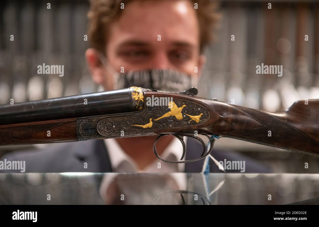 Knightsbridge, London, Großbritannien. November 2020. Vorschau von Bonhams' Antique Arms, Modern Sporting Guns & Exceptional Firearms Verkauf in London. Der Verkauf findet am 3. Dezember statt. Bild: Bonhams-Mitarbeiter mit einer von zwei Ken Hunt dekorierten 12-bore selbstöffnenden Seitenschieberkanonen von J. Purdey & Sons, fertiggestellt 1968. Hunt wurde 1935 geboren und wurde im Alter von 15 Jahren Gravierlehrling bei Purdey's unter dem berühmten Harry Kell. 1963 ging er selbstständig in Betrieb und arbeitete bis zu seiner Pensionierung 2011. Schätzung: £35,000-55,000. Quelle: Malcolm Park/Alamy Live News Stockfoto