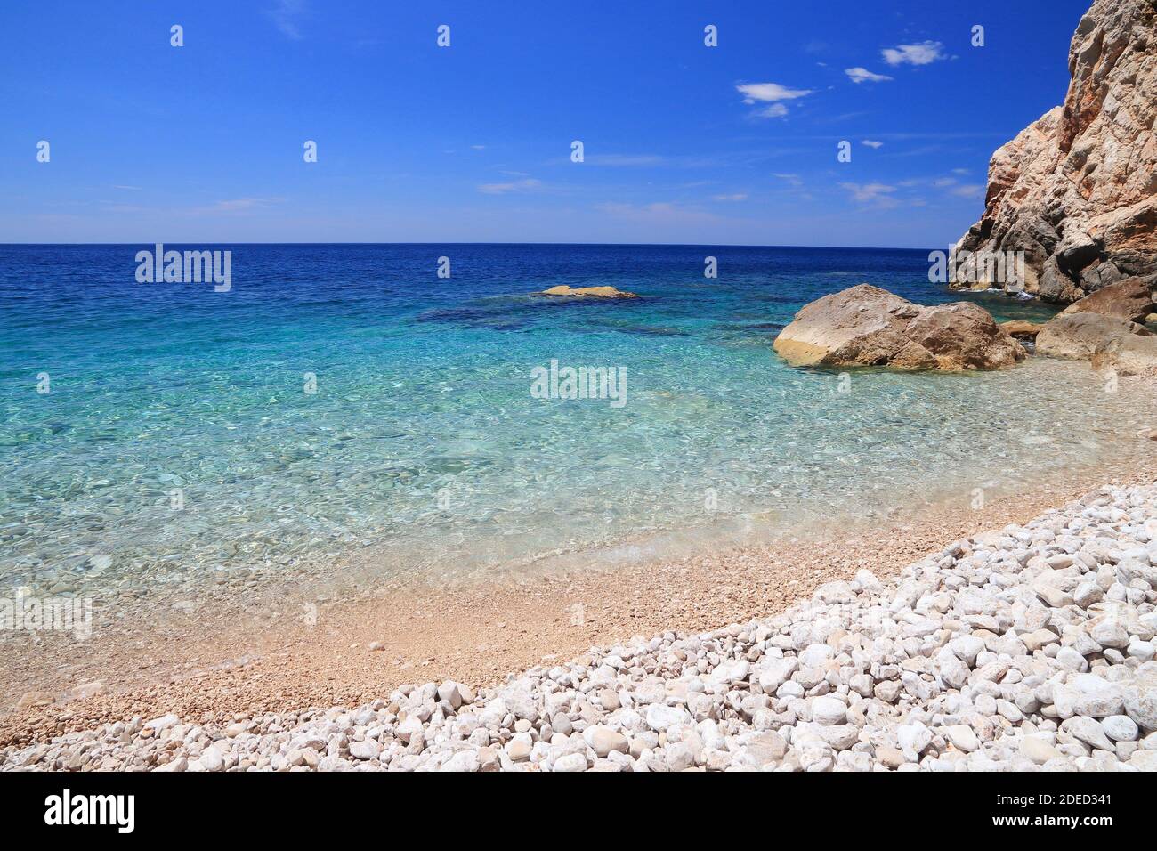 Kroatien Landschaft. Dalmatien Adriaküste. Pasjaca Strand unter Klippen in Konavle. Stockfoto