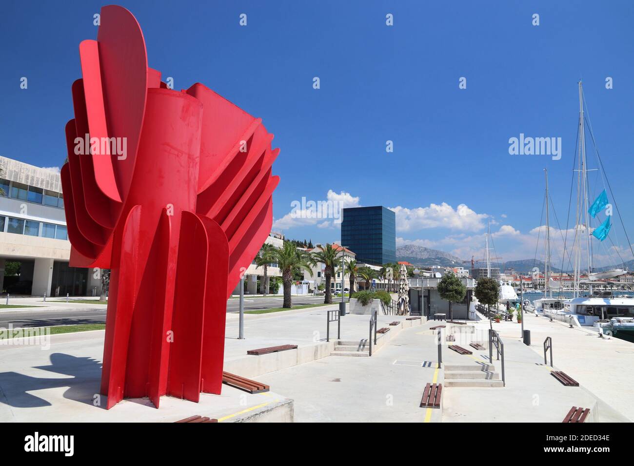 SPLIT, KROATIEN - 20. JULI 2019: Kunstwerk im öffentlichen Raum namens Wind Rose von Bildender Künstler Jagoda Buic in Split. Kroatien hatte 18.4 Millionen Touristen Stockfoto